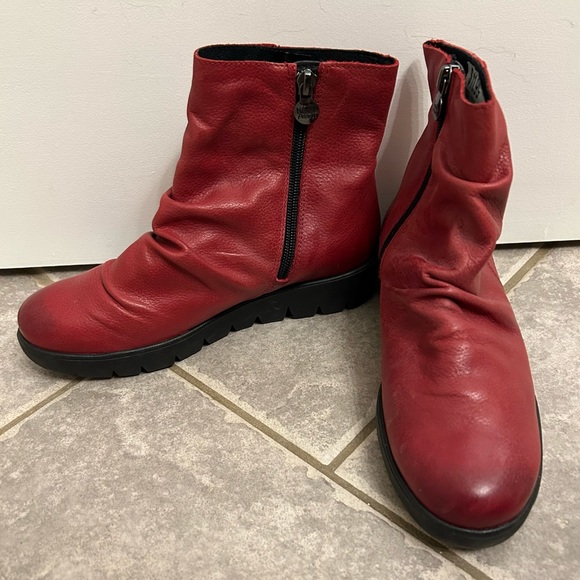 Wanda Panda Red Leather Boots - Picture 3 of 7